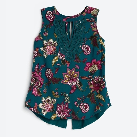 Quin Sleeveless Keyhole Crochet Blouse - Picture 5 of 11